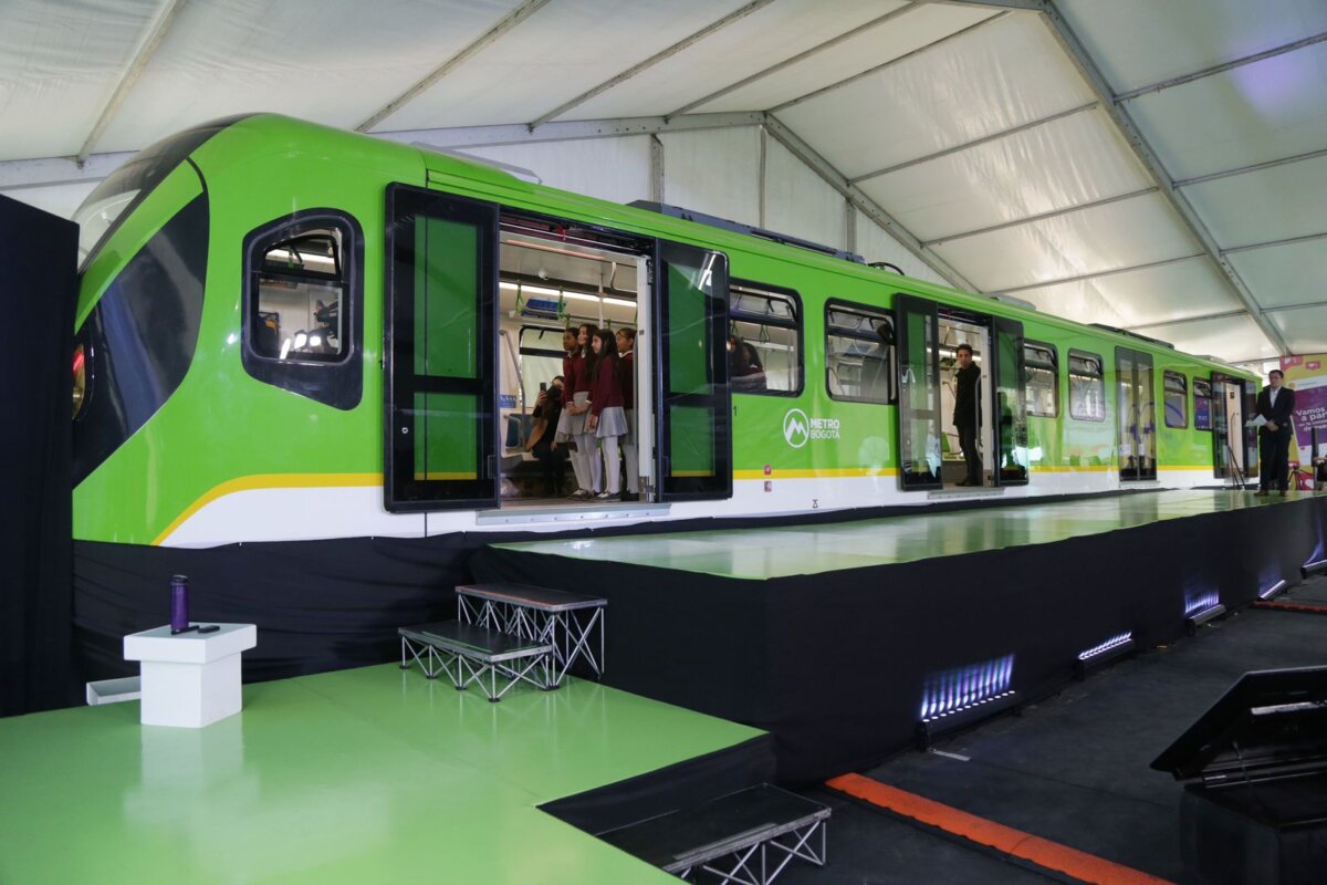 Llegó a Bogotá el vagón escuela del metro 4 Llegó a Bogotá el vagón escuela del metro Este martes, el Metro de Bogotá y la alcaldesa de Bogotá, Claudia López, presentaron oficialmente el prototipo de un vagón del metro de la ciudad. El modelo es a escala real y será una 'escuela' para que los ciudadanos aprendan a cuidarlo y hacer uso de este.