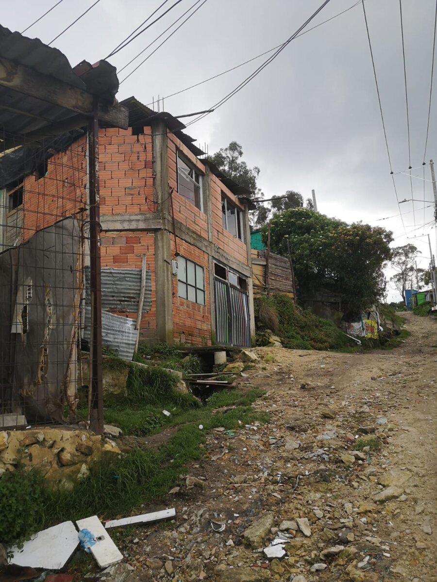 Vil asesinato de Rafael en Usaquén En el barrio Santa Cecilia, entre las montañas de Usaquén, el silencio y el temor se respiran en el ambiente tras el terrible homicidio de uno de sus habitantes más queridos. Al llegar a este lugar con un extraño aire de tranquilidad, los vecinos de la víctima susurraban sobre el dolor que sentían con el miserable crimen.