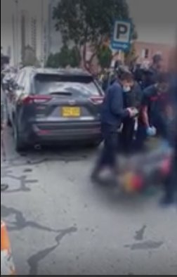 Última hora: sicario asesinó a un hombre dentro de un vehículo en Suba 1 Última hora: sicario asesinó a un hombre dentro de un vehículo en Suba Cuando el reloj marcaba las 10 de la mañana de este inicio de semana, en el barrio Colina Campestre, en la calle 145 con carrera 58C, un sujeto que se movilizaba en una motocicleta le disparó a un hombre que se encontraba dentro de un vehículo.