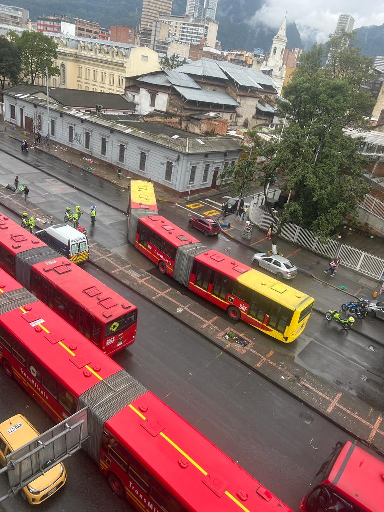 ¡Indignante! mujer golpeó a conductor de TM y casi provoca grave accidente Otro caso de intolerancia se presentó nuevamente dentro de TransMilenio. En esta ocasión una mujer golpeó al conductor de un articulado, lo que hizo que él perdiera el control del bus y por poco ocasiona una tragedia.