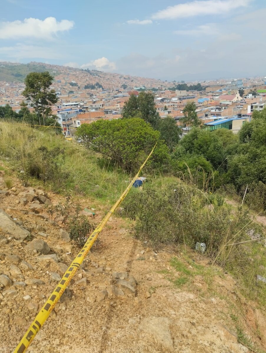 Mujer fue hallada sin vida en zona boscosa de Ciudad Bolívar 1 Mujer fue hallada sin vida en zona boscosa de Ciudad Bolívar Un total misterio resulta aún para las autoridades de la localidad de Ciudad Bolívar el hallazgo del cuerpo sin vida de una mujer en una zona boscosa de la localidad. El cadáver no presentaba signos de agresión ni alguna señal evidente de muerte violenta.
