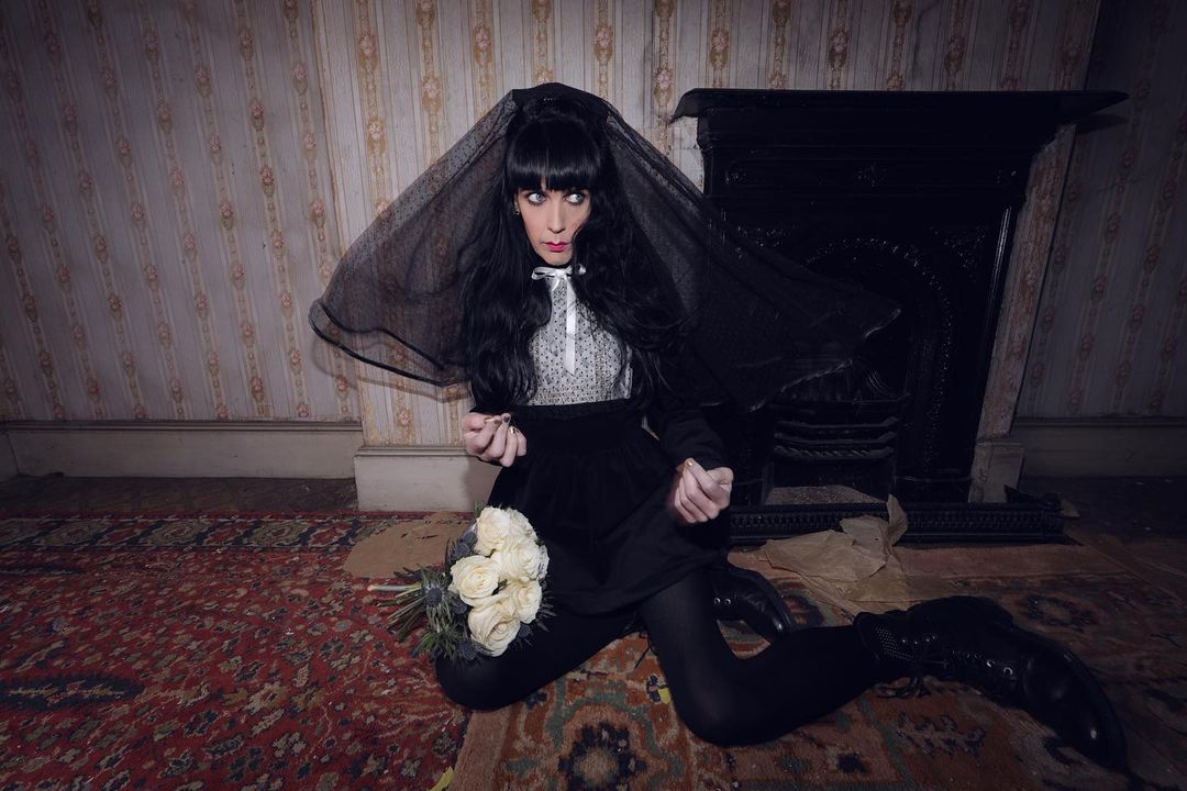 Así es la vida de una mortal ‘casada’ con un fantasma 1 Así es la vida de una mortal ‘casada’ con un fantasma En el mundo paranormal cualquier cosa puede pasar, si no que lo diga Brocarde, una artista plástica de 38 años que asegura que se enamoró del fantasma de Edwardo, un soldado de la época victoriana que falleció hace un siglo, cuando él supuestamente tenía 35 años tras caer a un pozo.