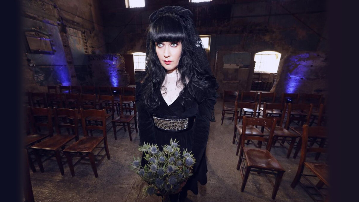 Así es la vida de una mortal ‘casada’ con un fantasma 4 Así es la vida de una mortal ‘casada’ con un fantasma En el mundo paranormal cualquier cosa puede pasar, si no que lo diga Brocarde, una artista plástica de 38 años que asegura que se enamoró del fantasma de Edwardo, un soldado de la época victoriana que falleció hace un siglo, cuando él supuestamente tenía 35 años tras caer a un pozo.