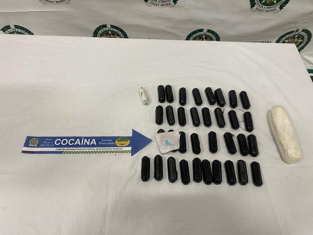 Capturan a colombianas que pretendían llevar droga en pelucas a España 1 Capturan a colombianas que pretendían llevar droga en pelucas a España Al parecer la creatividad de los delincuentes colombianos no tiene límites, sin embargo, esto no ha sido un problema para las autoridades aeroportuarias, quienes han logrado desenmascarar a cientos de personas que pretenden sacar del país droga camuflada.