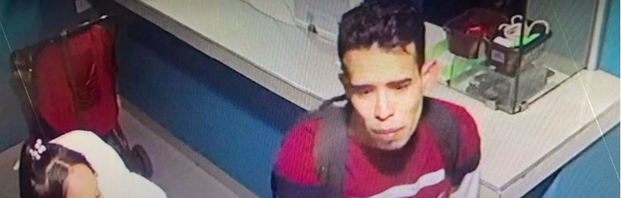 Con esta foto, la Policía busca al padre de la bebé asesinada en el centro de Bogotá 2 Con esta foto, la Policía busca al padre de la bebé asesinada en el centro de Bogotá En la madrugada de hoy se registró la dolorosa muerte de una pequeñita de tan solo cuatro añitos. La menor, de nacionalidad venezolana, fue llevada por sus padres sin signos vitales hasta el hospital La Misericordia, donde argumentaron que la niña se había caído de las escaleras.
