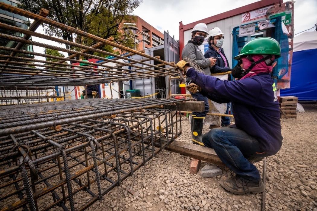 Creación de empleo, el reto de las empresas luego del alza del salario mínimo El jueves pasado fue un gran día para los trabajadores colombianos, porque se acordó que el salario mínimo aumentará 16 % en 2023, pero también fue de mucha expectativa para los empresarios, especialmente para las Pymes, por lo que pueda pasar con la generación de empleo, dado los costos que esto representa.