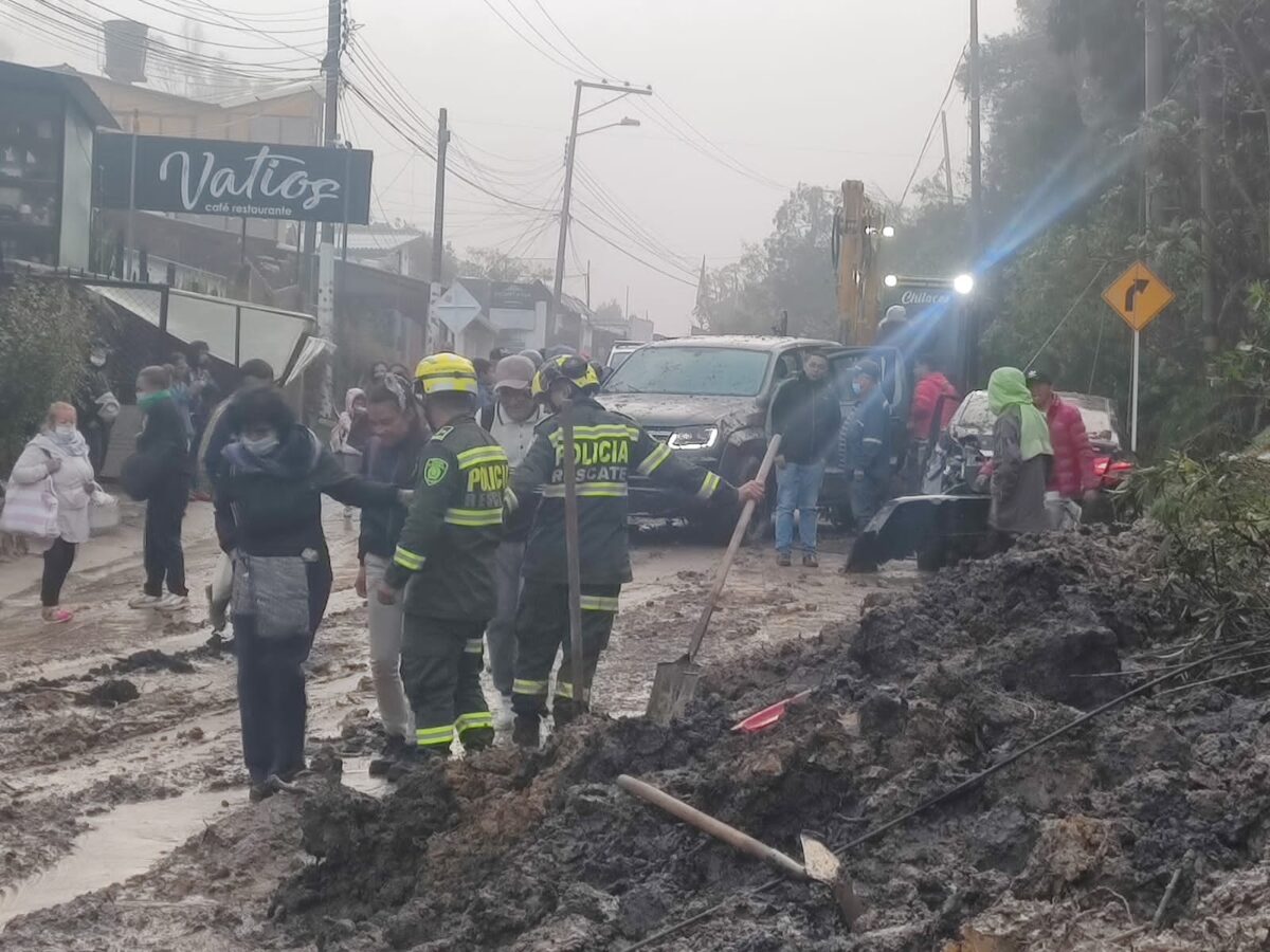 Ola invernal: con el agua al cuello 2 Ola invernal: con el agua al cuello De igual forma se deben revisar de forma periódica pozos, tuberías, sumideros y fosas sépticas (en áreas municipales y rurales). Asimismo, lo mejor será no dejar bolsas de basura tiradas en la calle debido a que con las lluvias puede romperse y taponarían el alcantarillado, y propiciaría más fácil una inundación.