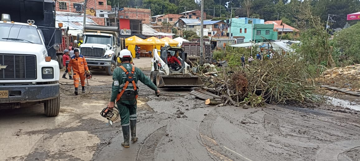 Ola invernal: con el agua al cuello 1 Ola invernal: con el agua al cuello De igual forma se deben revisar de forma periódica pozos, tuberías, sumideros y fosas sépticas (en áreas municipales y rurales). Asimismo, lo mejor será no dejar bolsas de basura tiradas en la calle debido a que con las lluvias puede romperse y taponarían el alcantarillado, y propiciaría más fácil una inundación.