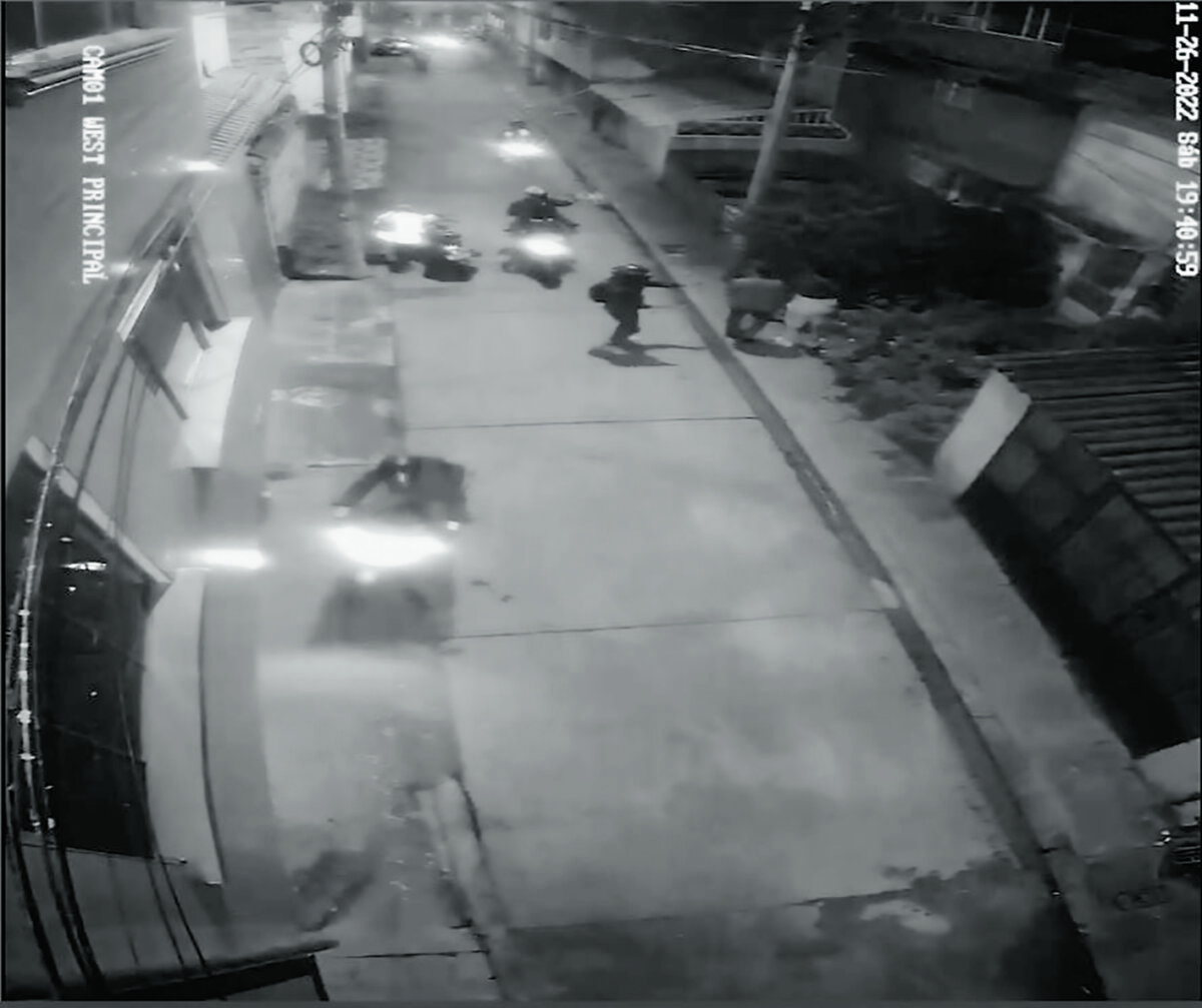 Infame atraco a familia en el Quiroga Una familia fue víctima de uno de los más recientes casos de hurto a mano armada, que lastimosamente cada vez son más frecuentes en la capital del país. Esta vez el hecho quedó registrado en el video de una cámara de seguridad, en donde se puede apreciar el terrorífico instante en que las víctimas fueron abordadas por cinco motociclistas, quienes los venían siguiendo.