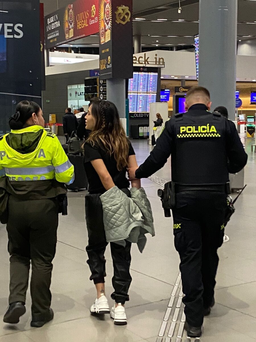 Pasajera ebria golpeó a trabajadora de Avianca 1 Pasajera ebria golpeó a trabajadora de Avianca Esta vez se conoció un nuevo caso de agresión hacia una trabajadora de una aerolínea, quien resultó con tremendo chichón luego de que una pasajera la golpeara en un hecho de intolerancia en el aeropuerto El Dorado.