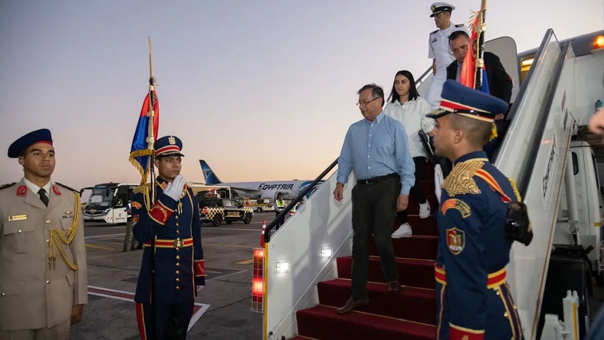Denuncian acoso sexual de miembros de comitiva de Petro en viaje presidencial. 3 Denuncian acoso sexual de miembros de comitiva de Petro en viaje presidencial. El Ministerio de Relaciones Exteriores de Colombia informó que el secretariado de la Conferencia de las Naciones Unidas sobre el Cambio Climático de 2022 (COP 27) reportó que hubo denuncias de presunto acoso sexual por parte de dos funcionarios de la delegación colombiana.