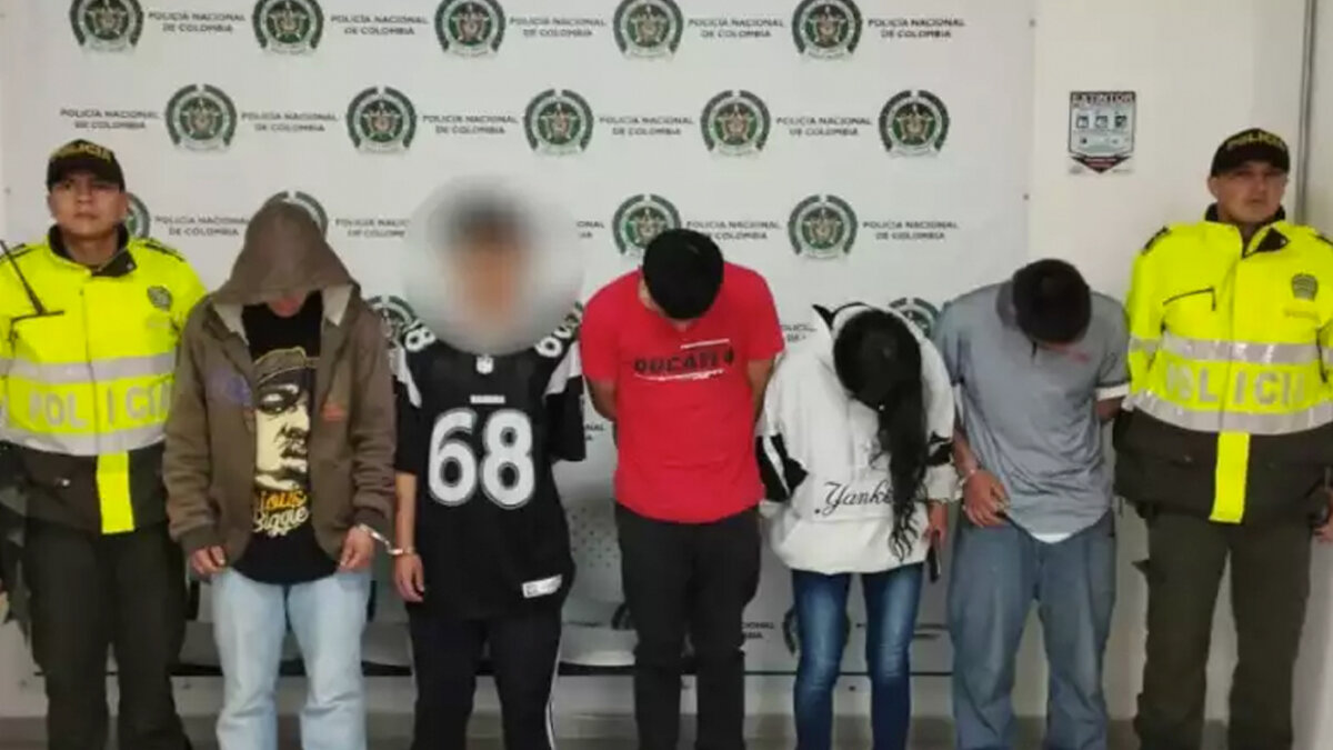 Vuelve y juega: pillos atracaron a los pasajeros de un Sitp en Usaquén Los pillos tienen cansados y aburridos a los ciudadanos que usan los buses Sitp para movilizarse en la ciudad, ya que a diario se registran casos de hurto. Sobre las ocho de la noche de este lunes, cuatro criminales se subieron a una de las rutas en la localidad de Usaquén y robaron a los pasajeros.
