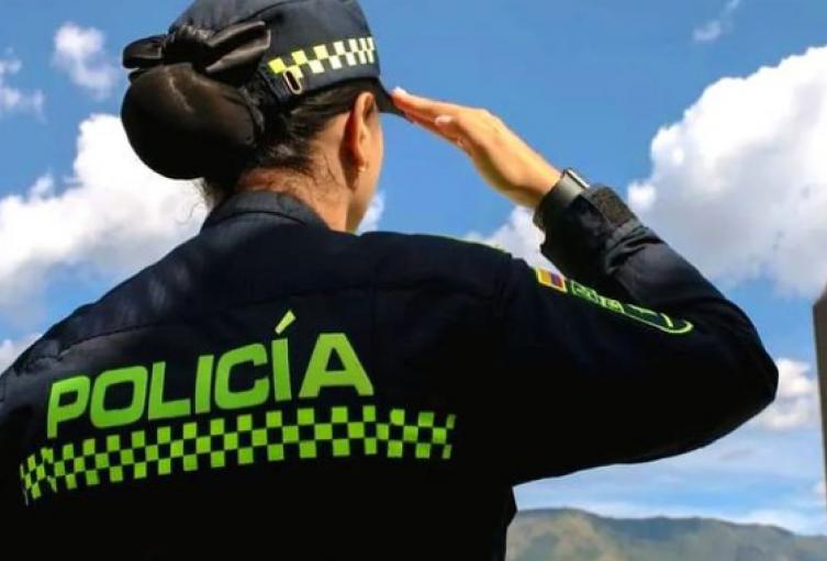 Patrullera se quitó la vida en una sede de la Fiscalía en Bogotá 1 Patrullera se quitó la vida en una sede de la Fiscalía en Bogotá Las autoridades están investigando el suicidio de una patrullera de la Policía de tan solo 22 años de edad. Según se supo, la joven se quitó la vida en la tarde de ayer en la sede de la Unidad de Delitos contra la Fe Pública de la Fiscalía, en el edificio Manuel Gaona, ubicado en la carrera 33 con calle 18 de Bogotá.