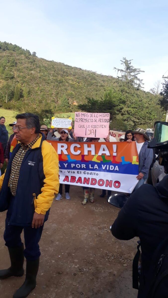 Protestas en El Codito por mal estado de la vía alterna a La Calera 2 Protestas en El Codito por mal estado de la vía alterna a La Calera Las fuertes lluvias que se han registrado en la capital del país y los municipios aledaños de Cundinamarca han cobrado la vida de varias personas. Los más recientes casos se dieron el municipio de La Calera donde dos vigilantes y una motociclista perdieron la vida en hechos relacionados con esta emergencia invernal el fin de semana pasado.
