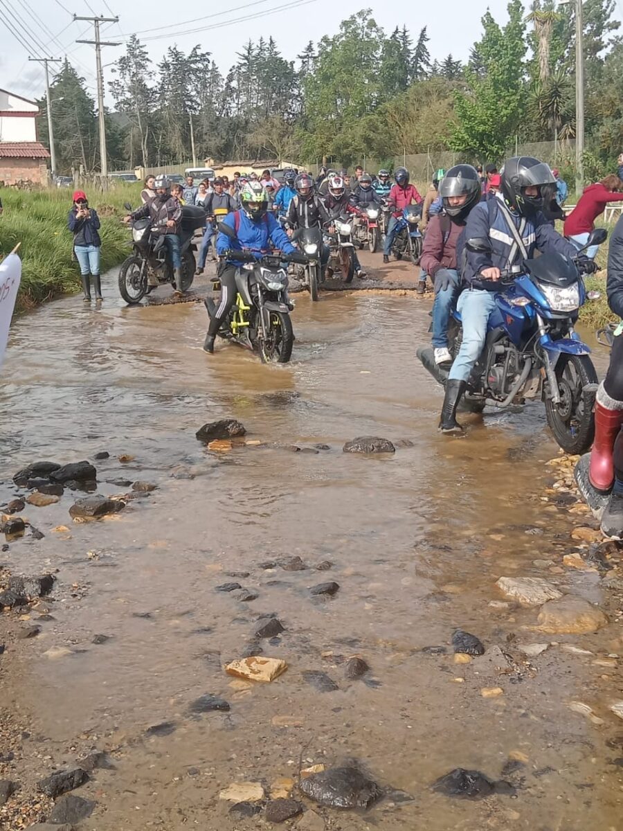 Protestas en El Codito por mal estado de la vía alterna a La Calera 1 Protestas en El Codito por mal estado de la vía alterna a La Calera Las fuertes lluvias que se han registrado en la capital del país y los municipios aledaños de Cundinamarca han cobrado la vida de varias personas. Los más recientes casos se dieron el municipio de La Calera donde dos vigilantes y una motociclista perdieron la vida en hechos relacionados con esta emergencia invernal el fin de semana pasado.