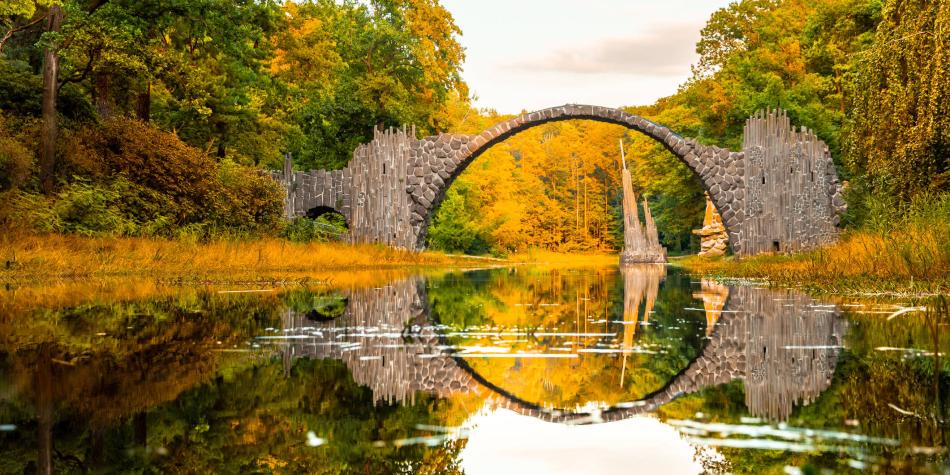 El misterioso puente del diablo 1 El misterioso puente del diablo En el parque natural Kromlauer (Alemania) existe un hermoso puente construido en piedra, el cual no es muy resistente y, por ende, nadie puede cruzar por allí.