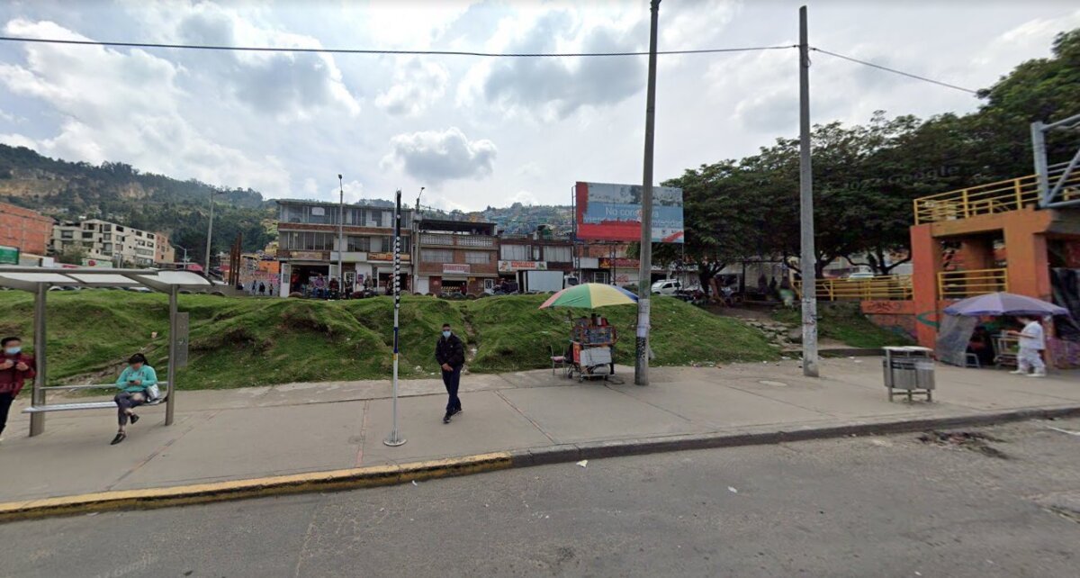 Fatal gresca a cuchillo sobre la séptima Un hombre caminaba tranquilamente irrumpiendo en la soledad de la Carrera 7 con Calle 163, a la altura del barrio Santa Cecilia (Usaquén), la noche de este lunes. En medio de las ya rutinarias lluvias que por estos días no dejan de caer sobre la ciudad, el muchacho de unos 25 años fue interceptado por otro sujeto, que a lo lejos lo divisó, lo alcanzó y pronto se enfrascaron en una riña que terminó en crimen. El agresor estaría plenamente identificado por las autoridades, mientras que la víctima no.