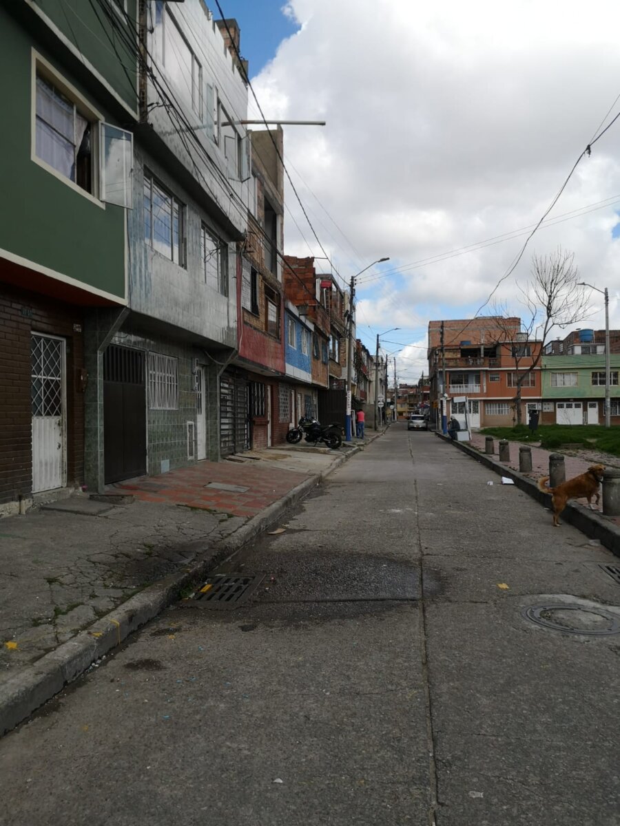 Riña en el barrio Jackeline termina en homicidio La riña que terminó en el fatal desenlace se habría iniciado en el parque principal del barrio Jackeline. Si bien las autoridades aún no tiene una hipótesis concisa de dónde se formó la gresca, vecinos de la zona que atestiguaron el hecho le contaron a Q’HUBO que cerca de las 7 de la noche de este lunes, en inmediaciones del mencionado parque, empezó la confrontación.