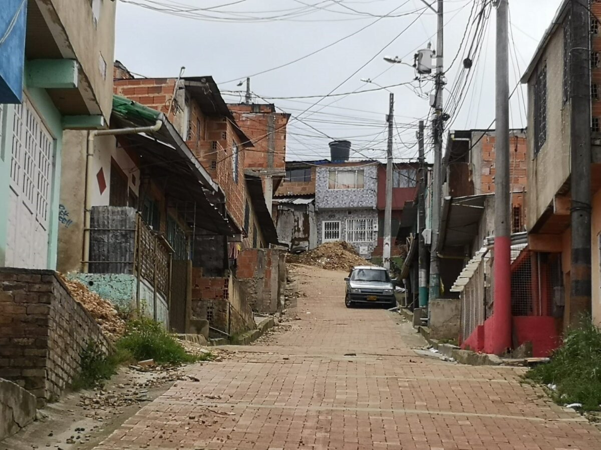 Lo citaron para acabar con su vida Q’HUBO conoció que cuando el reloj marcaba las 10 de la noche del lunes, la comunidad reportó a las autoridades que un joven había sido lesionada con arma de fuego en el barrio Luis Carlos Galán, del municipio de Soacha.