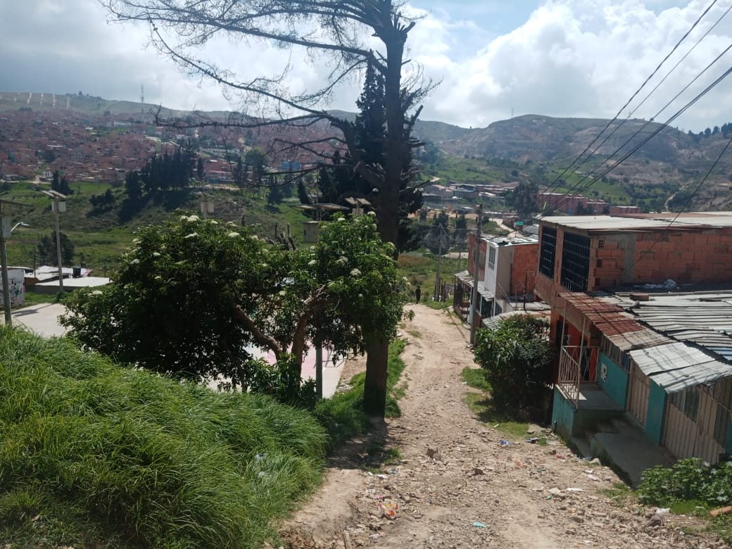 Riña fatal en cancha de Soacha En medio del áspero cemento de una cancha de microfútbol del vecino municipio de Soacha, Laura Jimena Montaña fue baleada en medio de una riña, en la que un sujeto desenfundó un arma de fuego y la impactó. Pese a que la familia de la joven de 22 años intentó llevarla por sus propios medios al centro médico más cercano, ella arribó sin signos vitales, haciendo inevitable su partida de este mundo.