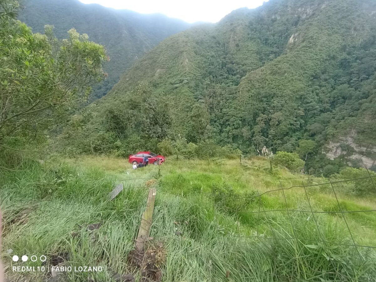 Conductor se volcó en el Salto del Tequendama, ¿qué pasó? En horas de la mañana de este jueves la comunidad en el sector del Salto de Tequendama alertó a las autoridades sobre un conductor de un carro rojo que había sufrido un estrepitoso accidente y se había volcado rodando varios metros lejos de la vía.