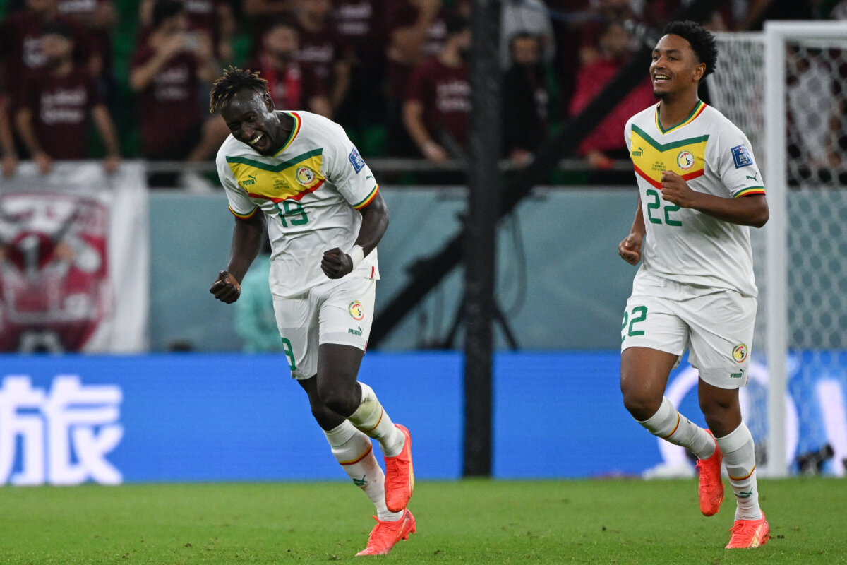 Los 'leones' africanos se llevaron la victoria ante Catar Senegal tomó oxígeno este viernes en el Mundial al ganar en Doha por 3-1 a Catar, que pone un pie fuera de 'su' torneo tras sólo dos encuentros contados por derrotas.