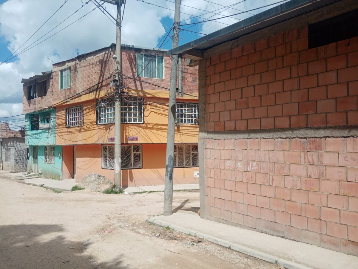 Sicariato en el barrio Luis Carlos Galán de Soacha El misterio rodea la muerte de Luis Enrique García, ocurrida en un callejón del barrio El Cagua del vecino municipio de Soacha. Varios disparos alertaron a los vecinos de la zona, que alcanzaron a ver cómo dos sujetos interceptaron una camioneta en la que su víctima se encontraba. Uno de ellos, sin dársele nada, disparó a quemarropa.&nbsp;