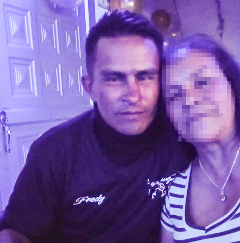 Asesinan a Jhon Fredy mientras esperaba a su esposa en Soacha 2 Asesinan a Jhon Fredy mientras esperaba a su esposa en Soacha Mientras Jhon Fredy esperaba a su esposa al frente del conjunto donde este residía, dos hombres lo abordaron y sin mediar palabra acabaron con la vida del hombre de 41 años. A las 10:45 p.m. del pasado martes, John Fredy Fonseca se encontraba en la entrada del conjunto Vida Nueva, en el vecino municipio de Soacha, minutos antes de que su vida se encaminara hacia un fatal desenlace.