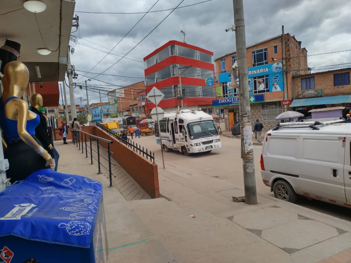 Asesinan a Jhon Fredy mientras esperaba a su esposa en Soacha 1 Asesinan a Jhon Fredy mientras esperaba a su esposa en Soacha Mientras Jhon Fredy esperaba a su esposa al frente del conjunto donde este residía, dos hombres lo abordaron y sin mediar palabra acabaron con la vida del hombre de 41 años. A las 10:45 p.m. del pasado martes, John Fredy Fonseca se encontraba en la entrada del conjunto Vida Nueva, en el vecino municipio de Soacha, minutos antes de que su vida se encaminara hacia un fatal desenlace.