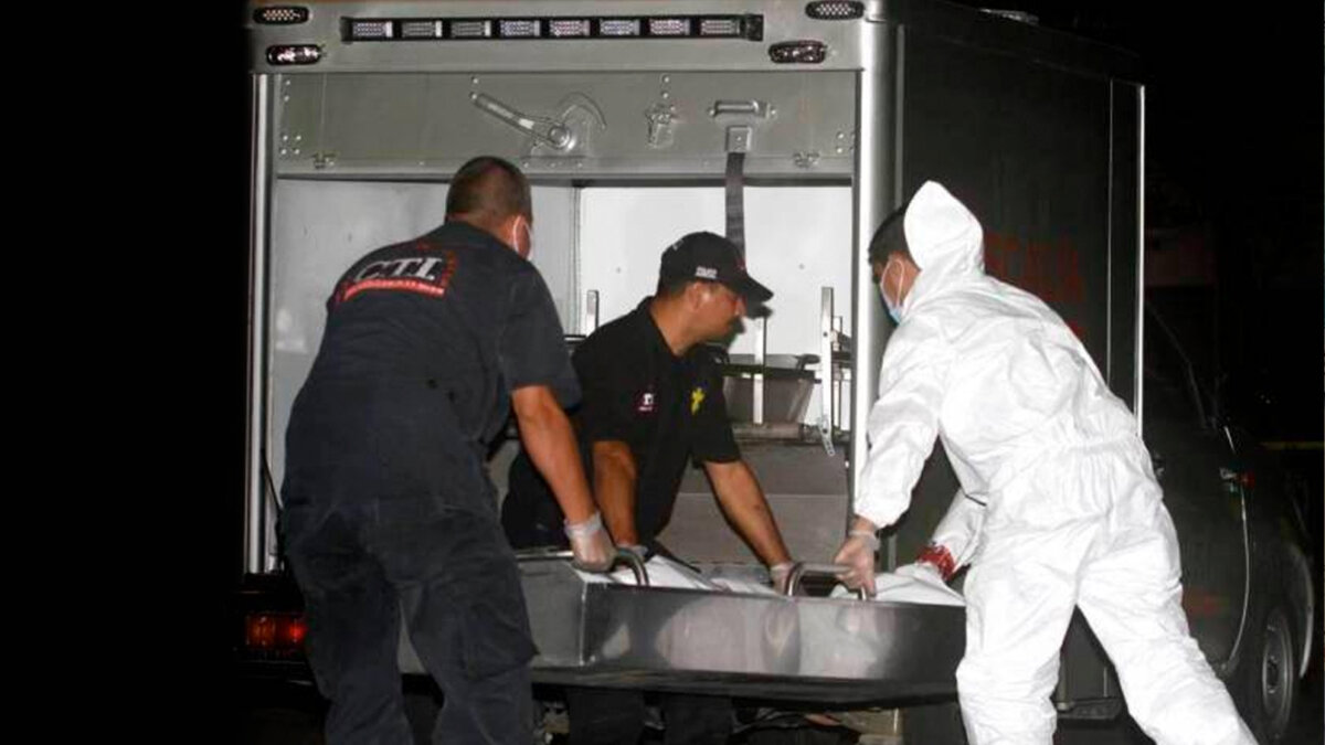 Hombre le prendió fuego a su ex por celos en el centro de Bogotá La madrugada de este domingo un terrible caso de violencia basada en género se presentó en el centro de la capital. Un enloquecido sujeto, ciego de celos, irrumpió en el domicilio de su expareja, tomó un recipiente que llevaba consigo (el cual contenía un líquido inflamable) y procedió a rociar a la mujer para luego prenderle fuego.