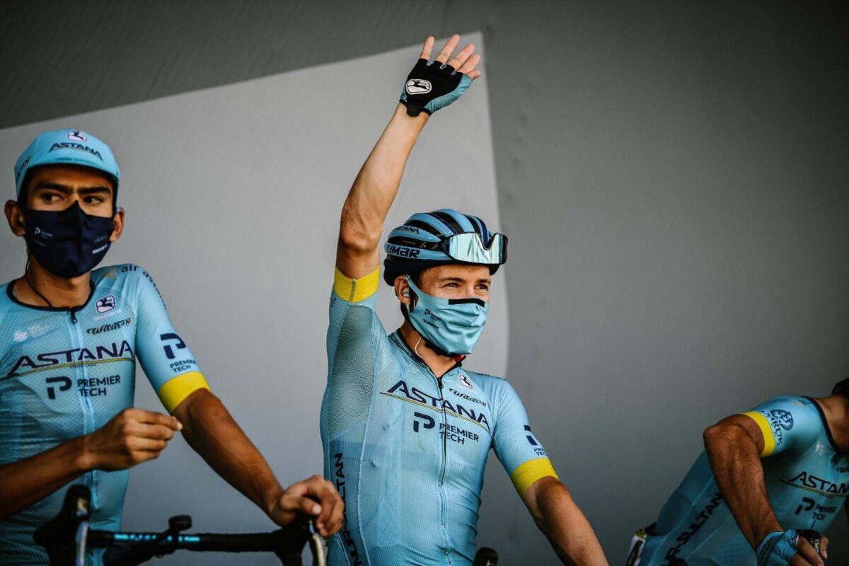 Supermán López se queda en Astana para una nueva etapa “¡Nuestro líder Supermán López ya está expectante frente a la nueva temporada ciclística!”. Así, a través de sus redes sociales, Astana confirmó este miércoles la continuidad del escarabajo colombiano en la escuadra kazaja, luego de especularse que podría salir este año de ella.