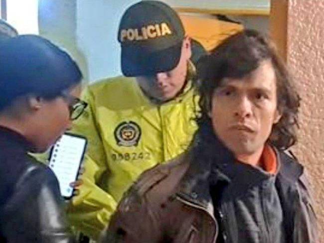 Suspenden a policías por el homicidio de Juan Pablo González dentro de la URI A través de un comunicado de prensa, la Policía Nacional informó la tarde de este jueves que abrió una investigación disciplinaria contra cinco policías por los hechos ocurridos el pasado 6 de noviembre al interior de la URI de Puente Aranda, lugar en donde fue asesinado el detenido Juan Pablo González.