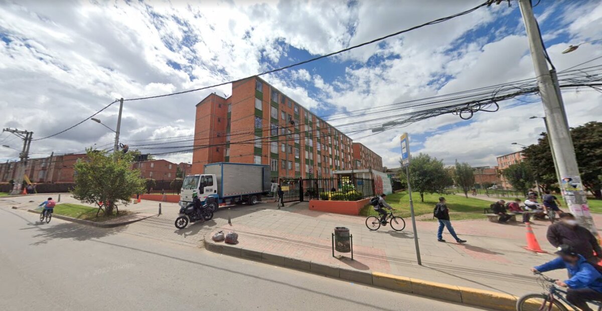 Tragedia en conjunto residencial de Suba 1 Tragedia en conjunto residencial de Suba La tarde del pasado martes quedará en la memoria de los habitantes de un conjunto residencial de la localidad de Suba, luego de que varios residentes del lugar atestiguaran la trágica muerte de uno de sus vecinos. El joven de 24 años cayó desde la parte alta de uno de los edificios del complejo habitacional dejando helados a propios y extraños
