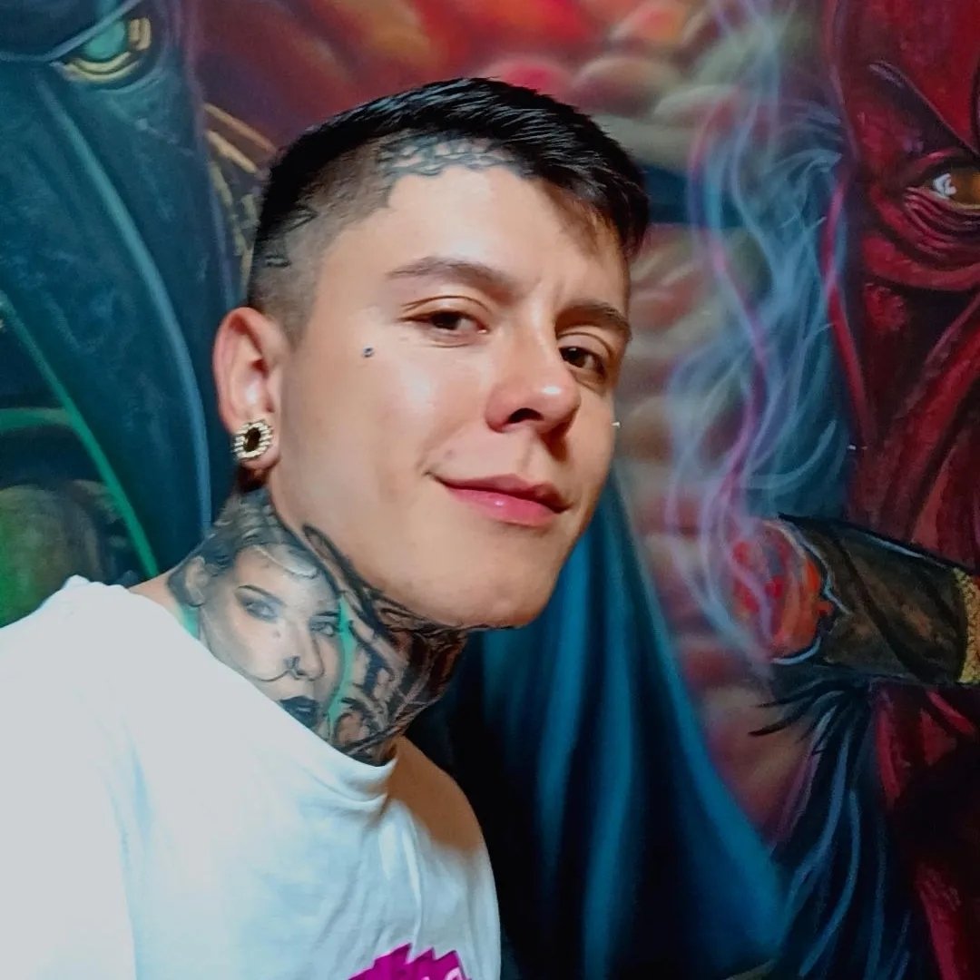 Nicolás, el bogotano que murió buscando el sueño americano Nicolás Galindo, un joven de 25 años, bogotano y quien residió toda su vida en la localidad de Bosa, representa hoy el drama por el que pasan cientos de migrantes al intentar cruzar la frontera que divide a México con Estados Unidos.