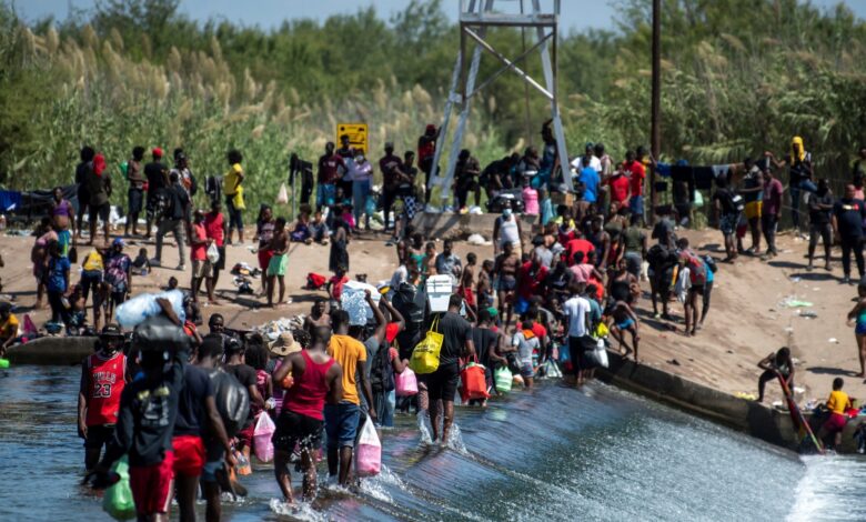 Nicolás, el bogotano que murió buscando el sueño americano Nicolás Galindo, un joven de 25 años, bogotano y quien residió toda su vida en la localidad de Bosa, representa hoy el drama por el que pasan cientos de migrantes al intentar cruzar la frontera que divide a México con Estados Unidos.