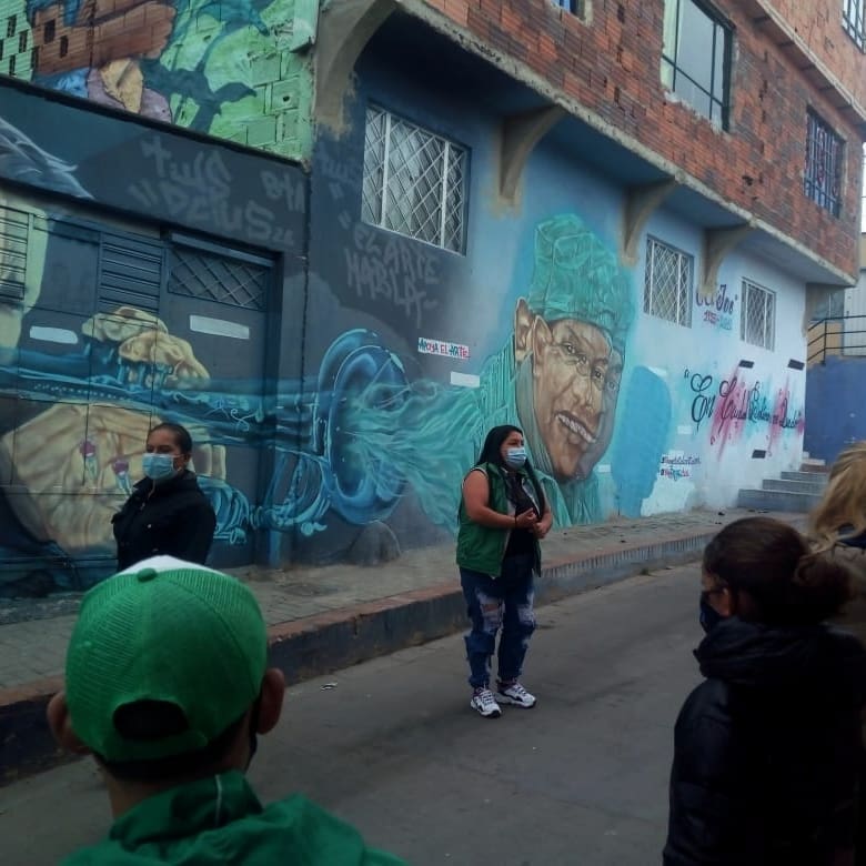 Turismo comunitario a la altura e los extrangeros 1 Turismo comunitario a la altura e los extrangeros Como reza en su lema: “Ciudad Bolívar no es como lo pintan sino como nosotros lo pintamos”, el proyecto de turismo comunitario Ruta de la Esperanza se ha convertido en un modelo de resiliencia y cooperación barrial, en el que sus integrantes, junto a las comunidades de vario barrios de la localidad de Ciudad Bolívar, le muestran a turistas del extranjero la otra cara que la misma comunidad se ha encargado de mostrarle al mundo: que aquí también hay historias valiosas y lugares por conocer.