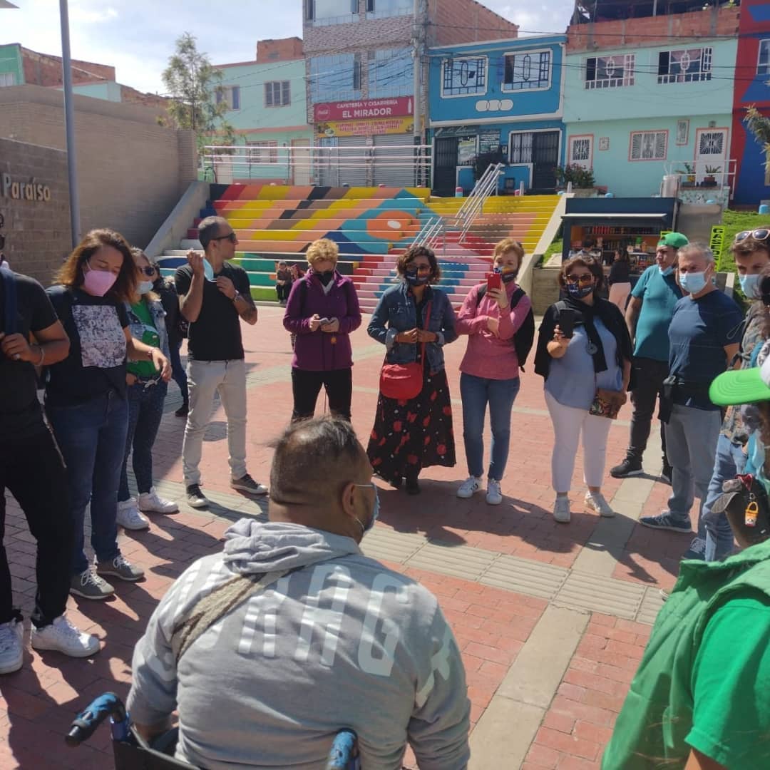 Turismo comunitario a la altura e los extrangeros 2 Turismo comunitario a la altura e los extrangeros Como reza en su lema: “Ciudad Bolívar no es como lo pintan sino como nosotros lo pintamos”, el proyecto de turismo comunitario Ruta de la Esperanza se ha convertido en un modelo de resiliencia y cooperación barrial, en el que sus integrantes, junto a las comunidades de vario barrios de la localidad de Ciudad Bolívar, le muestran a turistas del extranjero la otra cara que la misma comunidad se ha encargado de mostrarle al mundo: que aquí también hay historias valiosas y lugares por conocer.