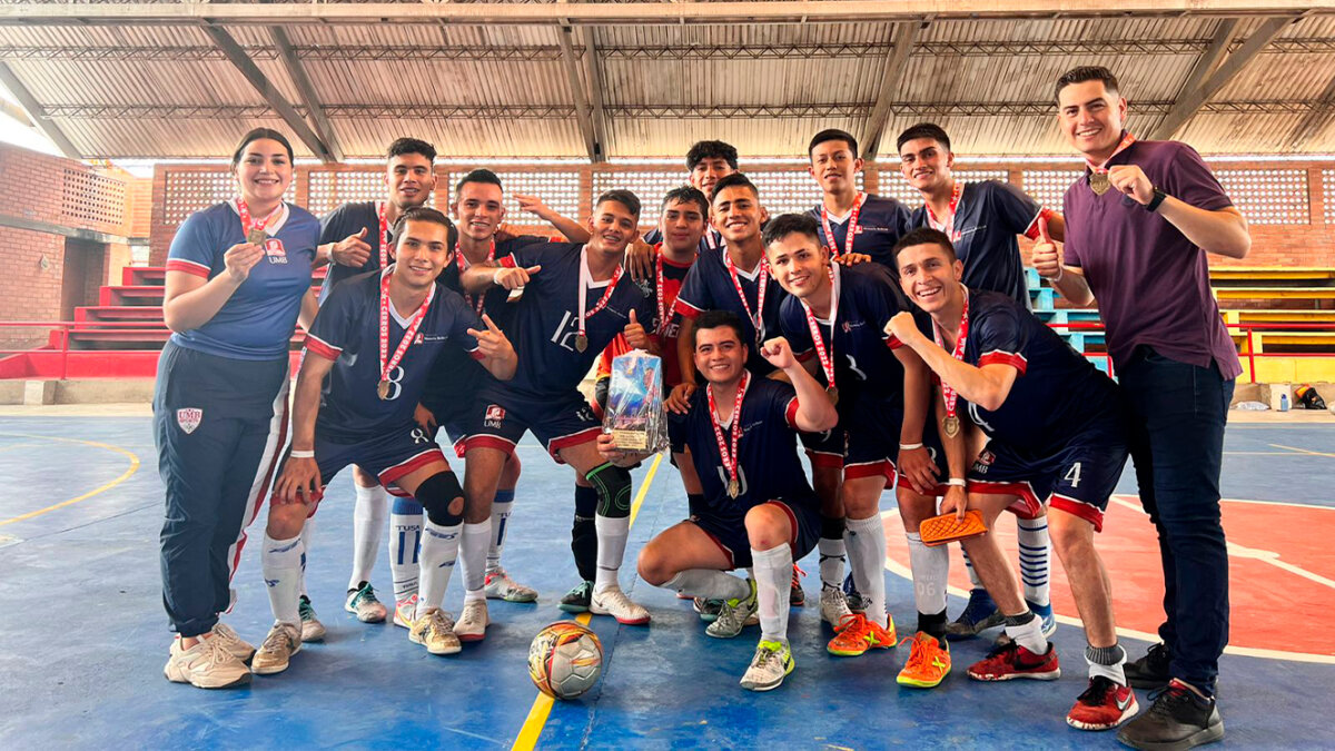 Pilos pa’ estudiar y jugar microfútbol 2 Pilos pa’ estudiar y jugar microfútbol La pasión por el microfútbol es la que impulsó a un grupo de estudiantes de la Universidad Manuela Beltrán a conformar su propio equipo. Algunos estudiancarreras como Ciencias del Deporte, Ingeniería Biomédica y Fisioterapia, y a pesar de que sus horarios de clases se cruzan, siempre encuentran la manera de entrenar y prepararse para ser competitivos.