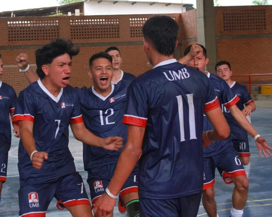 Pilos pa’ estudiar y jugar microfútbol 1 Pilos pa’ estudiar y jugar microfútbol La pasión por el microfútbol es la que impulsó a un grupo de estudiantes de la Universidad Manuela Beltrán a conformar su propio equipo. Algunos estudiancarreras como Ciencias del Deporte, Ingeniería Biomédica y Fisioterapia, y a pesar de que sus horarios de clases se cruzan, siempre encuentran la manera de entrenar y prepararse para ser competitivos.