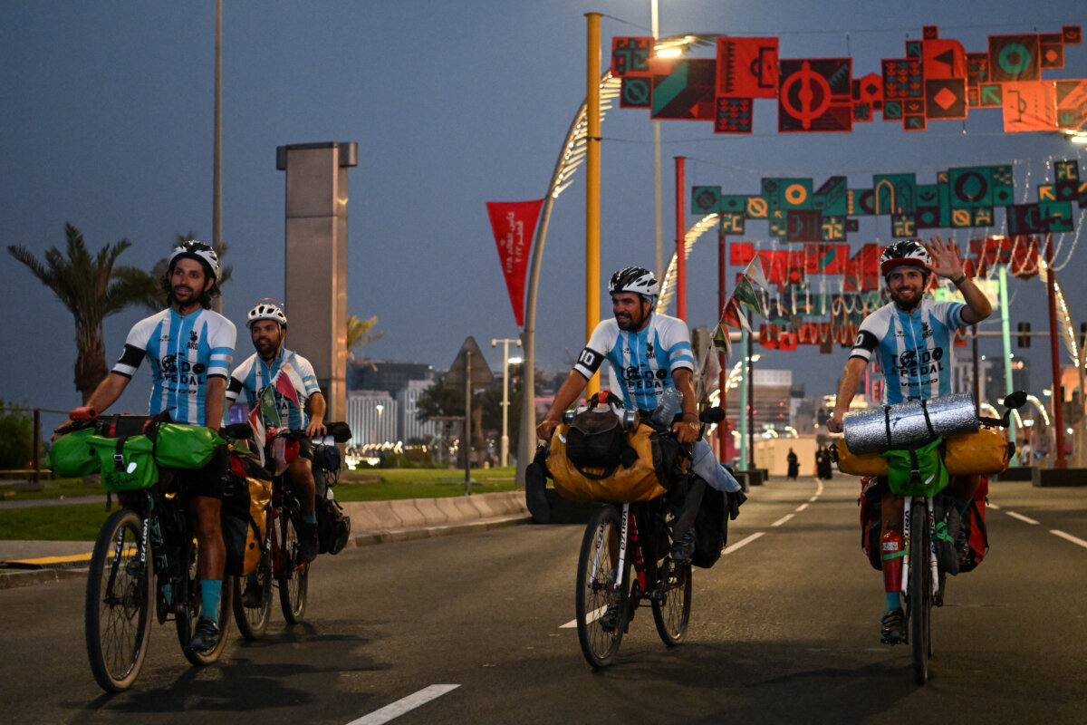 Viajaron a Catar en bicicleta Estos aventureros aficionados del fútbol y el ciclismo lograron la fama internacional por atreverse a viajar desde Sudáfrica hasta suelo catarí montados en sus ciclas. Su travesía inició el pasado 15 de mayo y durante 177 días cruzaron el continente africano y el Medio Oriente hasta llegar a suelo mundialista el pasado martes.