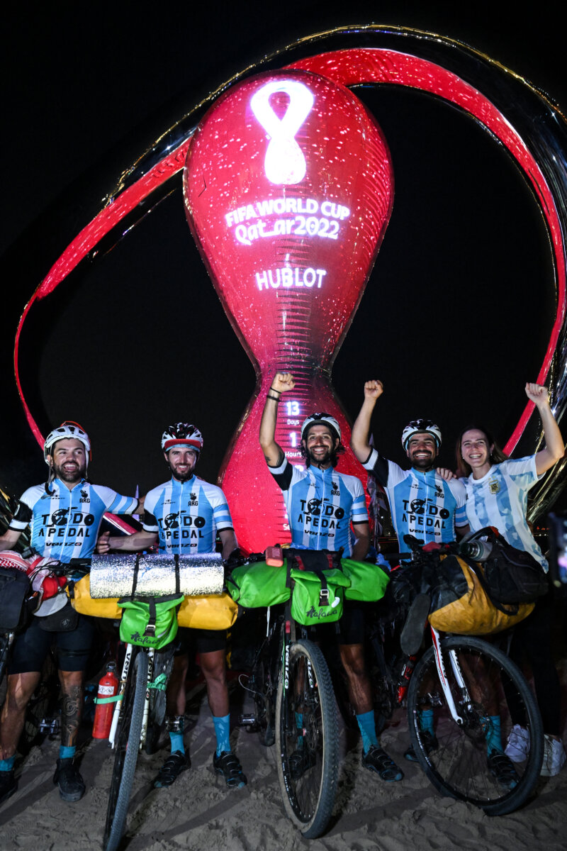 Viajaron a Catar en bicicleta Estos aventureros aficionados del fútbol y el ciclismo lograron la fama internacional por atreverse a viajar desde Sudáfrica hasta suelo catarí montados en sus ciclas. Su travesía inició el pasado 15 de mayo y durante 177 días cruzaron el continente africano y el Medio Oriente hasta llegar a suelo mundialista el pasado martes.