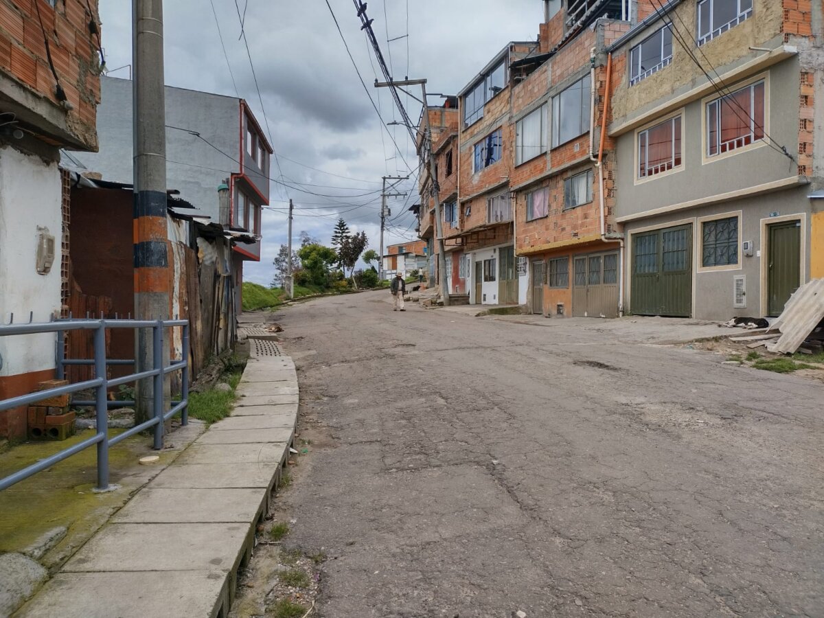 Vil crimen en El Mirador de Usaquén En las empinadas calles del sector del Codito, en Usaquén, se encontraba Fredy, quien llevaba desde temprano en la mañana departiendo con sus allegados. Tomando a placer en el frente de una vivienda donde, al caer la tarde, su verdugo le quitaría cruelmente la vida. Lo que parecía ser una tarde tranquila de polas y amigos terminó convertida en una verdadera tragedia para Fredy Rodríguez, quien murió segundos después de ser atacado por alguien al que alguna vez llamó amigo.