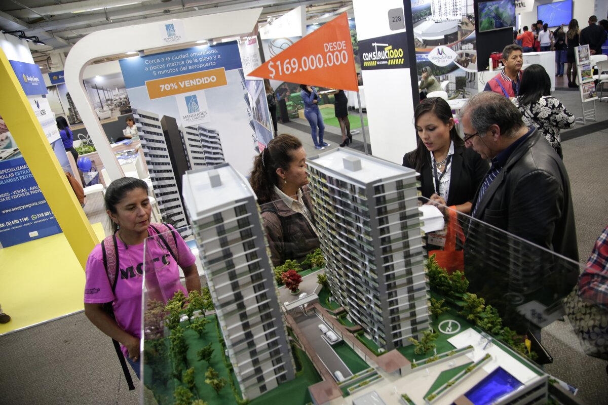 Tributaria pondría de pa’ arriba el sueño de comprar un techo 1 Tributaria pondría de pa’ arriba el sueño de comprar un techo Esto, según Reyes, lo único que haría es “desmotivar la inversión, porque genera incertidumbre y desconfianza, si se tiene en cuenta que la disposición a comprar vivienda, según lo indicado por Fedesarrollo (Fundación para la Educación Superior y el Desarrollo), ha venido decreciendo. Pasó de -0,5 % en septiembre de 2021 a -31,1 % en septiembre de 2022”, concluyó la presidente de la entidad.
