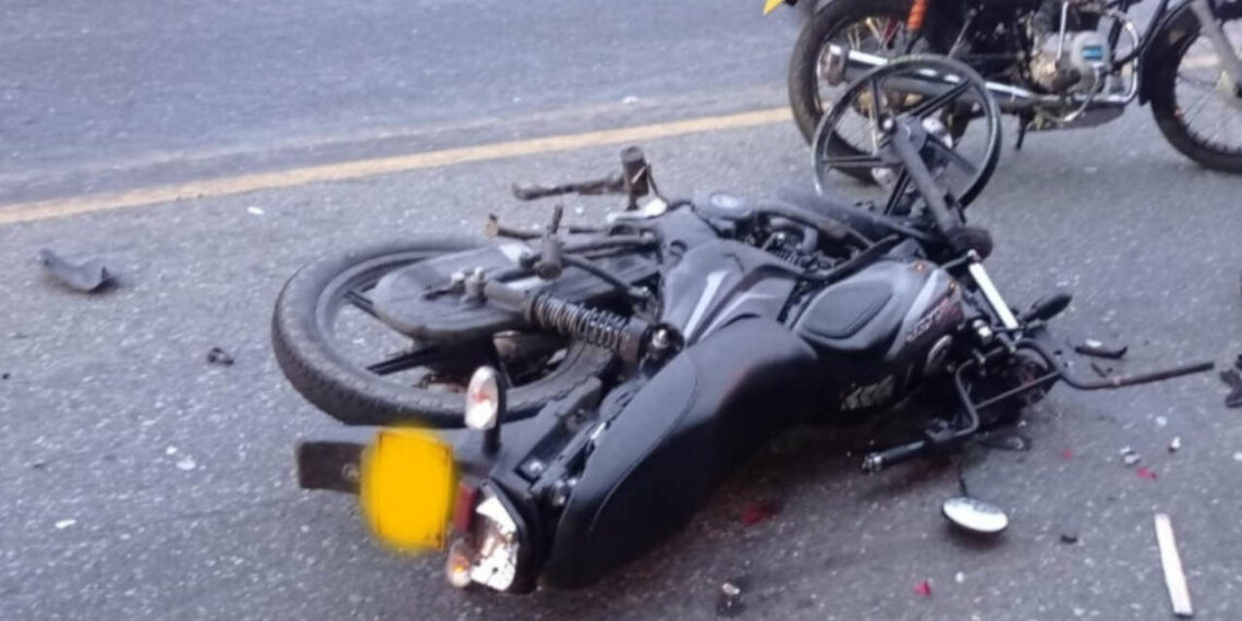 ¡Casi se mata! Motociclista se cayó desde el puente vehicular de la NQS Asimismo, se está a la espera de los resultados clínicos que dictaminen si el joven se encontraba manejando bajo los efectos del alcohol o si efectivamente el accidente se dio por una mala maniobra al dar una curva.