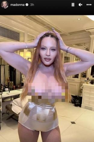 ¡Madonna mostró todo! Publicó foto con los pechos al aire La 'reina del pop' dejó boquiabiertos a sus seguidores de Instagram al publicar una historias mostrando sus pechos. Madonna no dejó nada para la imaginación y calentó la red social.
