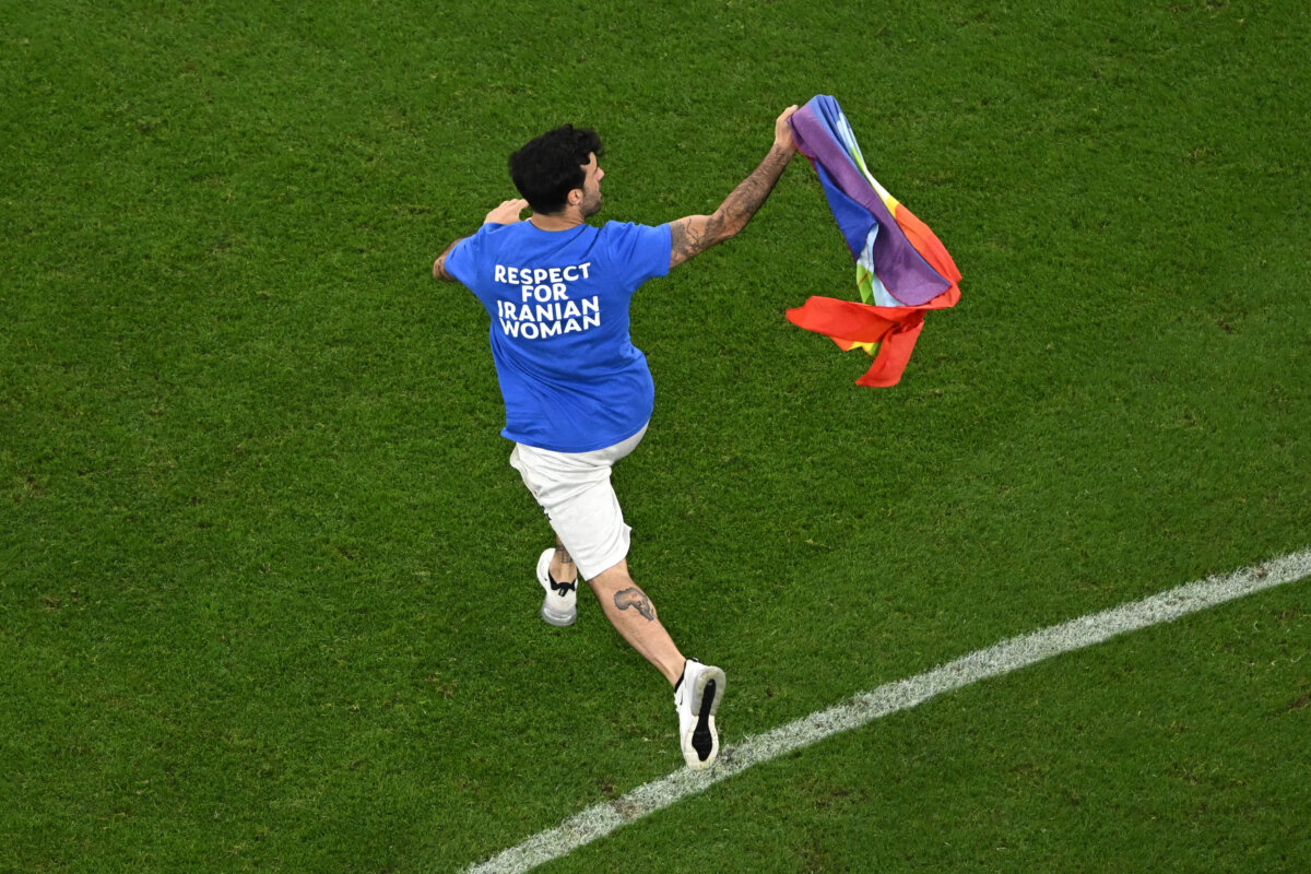 ¡Retó a los jeques! Hombre irrumpió en pleno partido con una bandera Lgtbi En medio del partido que cerraba la segunda jornada de fase de grupos del Mundial, con Cristiano Ronaldo en cancha y decenas de miles de espectadores atentos al resultado del partidazo entre Portugal y Uruguay, un hombre invadió la cancha con una bandera que representa los derechos de la comunidad gay y la diversidad sexual alrededor del mundo.