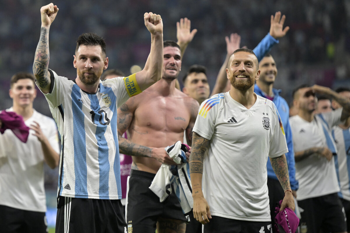 La Argentina de Messi y su combo, a cuarto de final Argentina&nbsp;sufrió en los instantes finales pero pudo ganar 2-1 a Australia y se clasificó a cuartos de final del Mundial de Catar-2022, guiado de nuevo por un tanto inicial de Lionel Messi, este sábado en Doha.