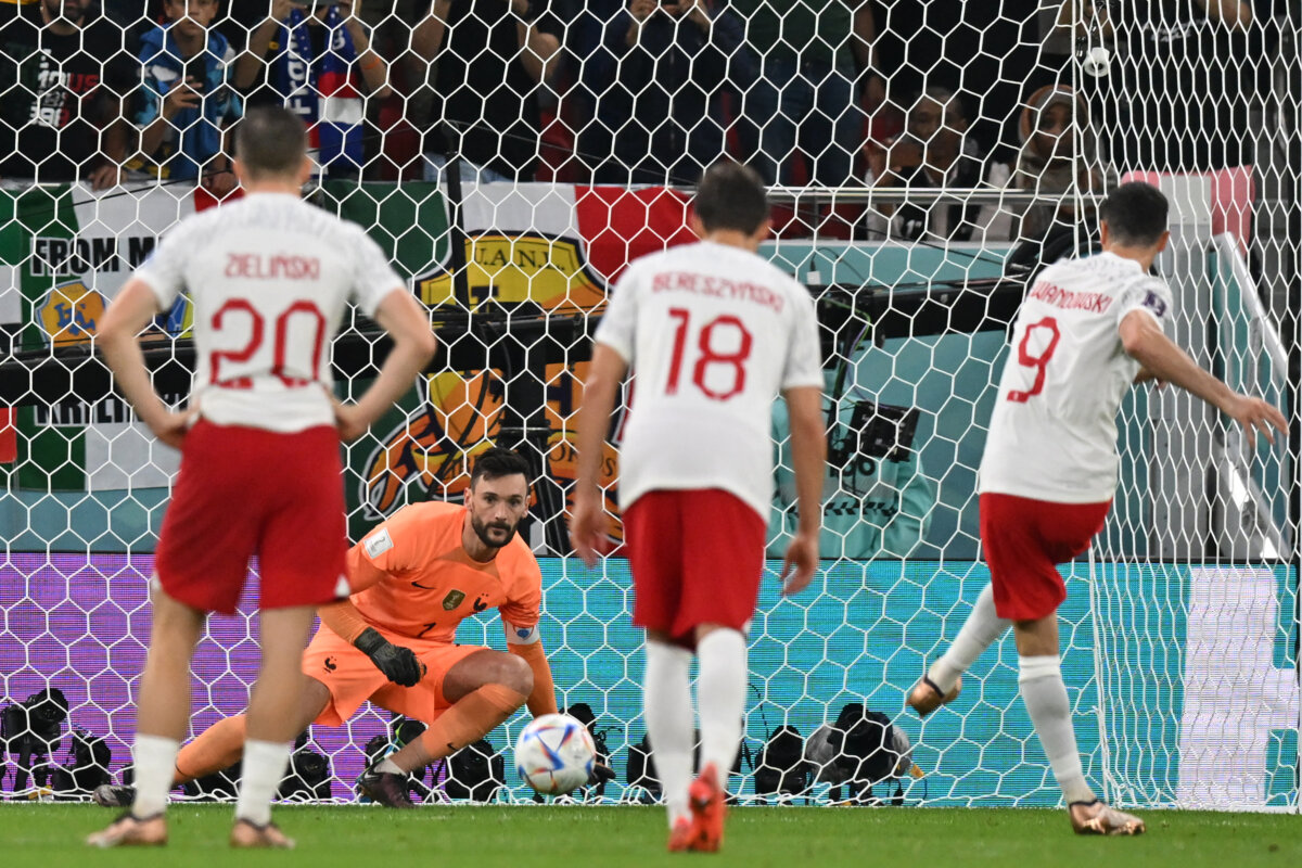 Francia sacó con goleada a Polonia del Mundial 2 Francia sacó con goleada a Polonia del Mundial La campeona del mundo, Francia logró llevarse la victoria ante Polonia y se mete dentro de cuartos en Catar.