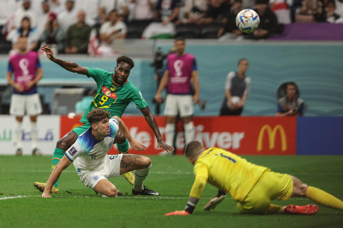 Senegal se despide del Mundial tras derrota ante Inglaterra 1 Senegal se despide del Mundial tras derrota ante Inglaterra Cuando peor la estaban pasando, aparecieron el juvenil Jude Bellingham y el capitán Harry Kane para liderar a Inglaterra a golear a Senegal 3-0 el domingo y clasificar a cuartos de final de Catar-2022, donde se topará con Francia.