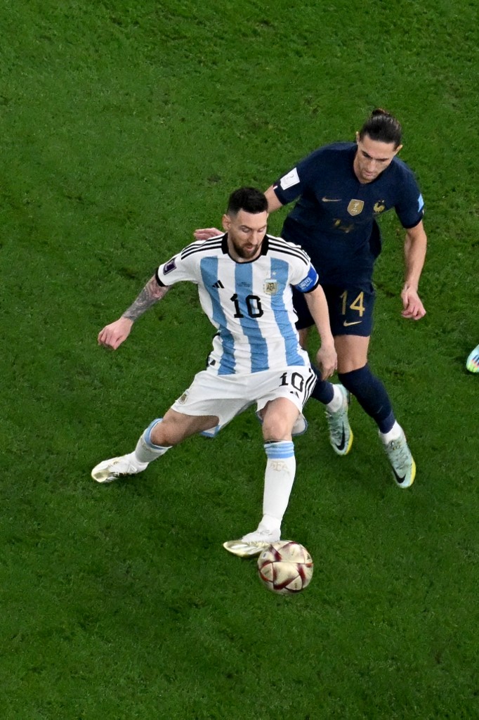 Messi y su combo se llevan su tercera Copa del Mundo 1 Messi y su combo se llevan su tercera Copa del Mundo Arrancó la gran final del Mundial y estará a manos de las grandes Selecciones de Argentina y Francia, donde la albiceleste se llevó la victoria en la definición de penales.
